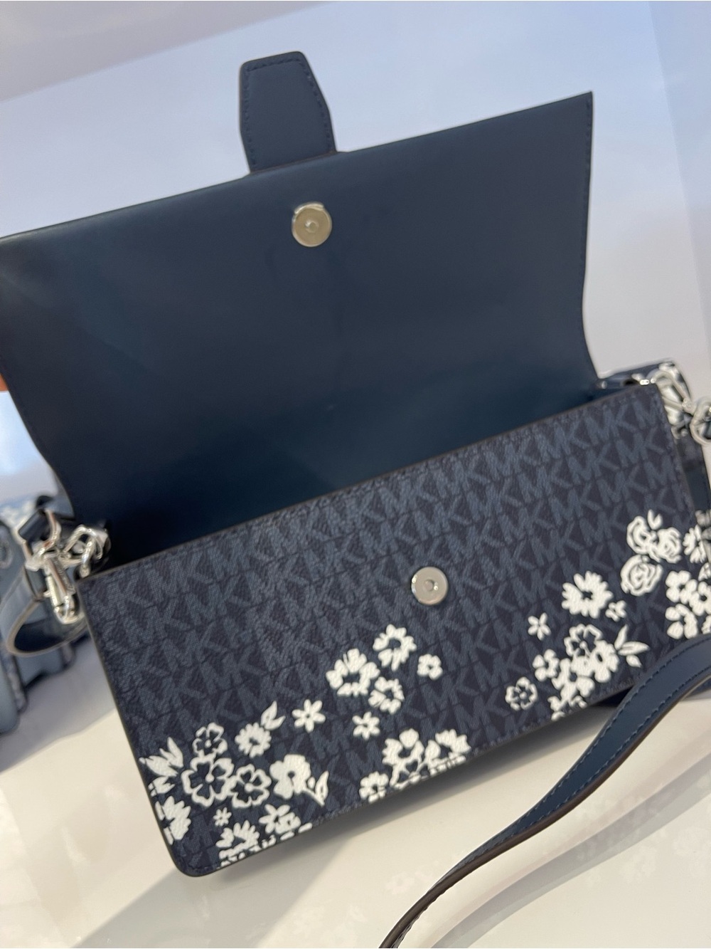 MICHAEL KORS Greenwich Md Printed Signature Logo Convertible Shoulder
Admiral - Picture 13 of 16